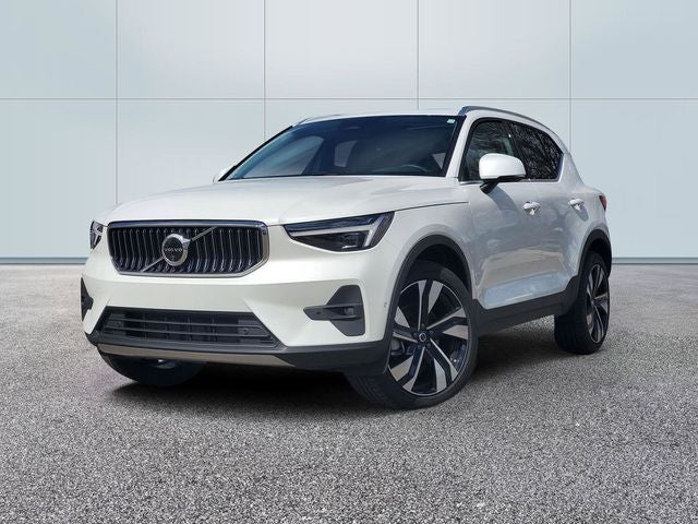 2025 Volvo XC40 B5 Ultra Bright Theme