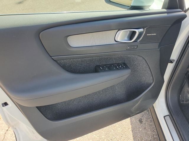 2025 Volvo XC40 B5 Ultra Bright Theme