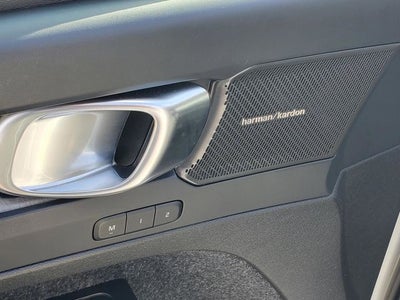 2025 Volvo XC40 B5 Ultra Bright Theme