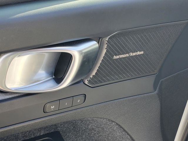 2025 Volvo XC40 B5 Ultra Bright Theme