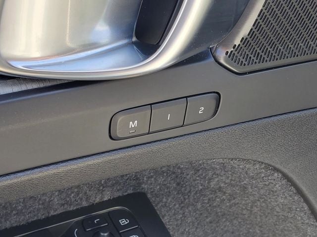 2025 Volvo XC40 B5 Ultra Bright Theme