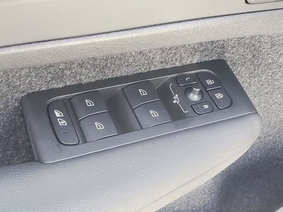 2025 Volvo XC40 B5 Ultra Bright Theme