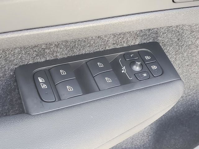 2025 Volvo XC40 B5 Ultra Bright Theme