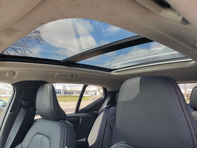 2025 Volvo XC40 B5 Ultra Bright Theme