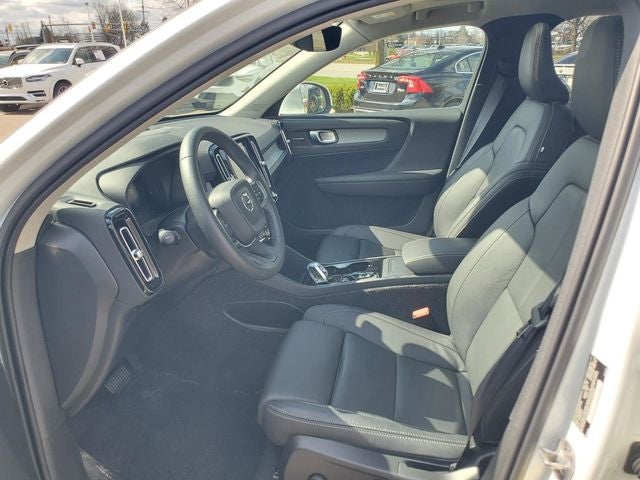 2025 Volvo XC40 B5 Ultra Bright Theme