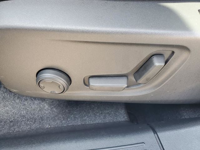 2025 Volvo XC40 B5 Ultra Bright Theme