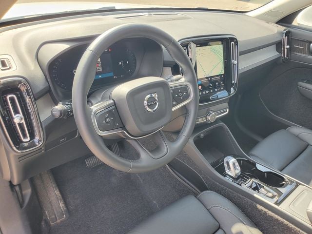 2025 Volvo XC40 B5 Ultra Bright Theme