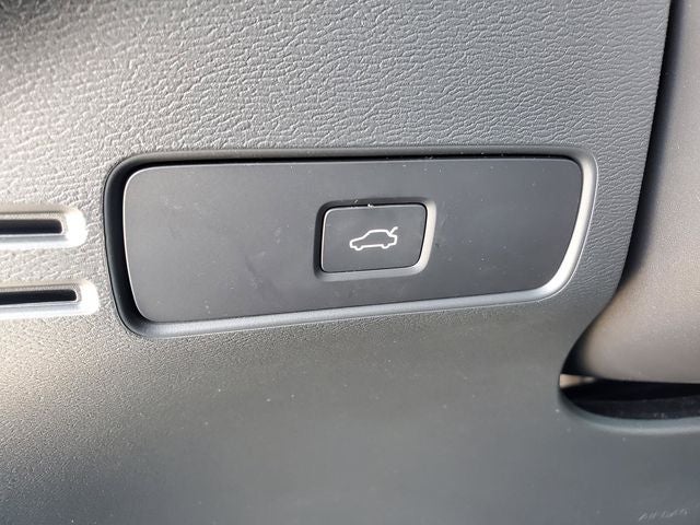 2025 Volvo XC40 B5 Ultra Bright Theme