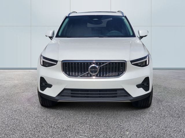 2025 Volvo XC40 B5 Ultra Bright Theme