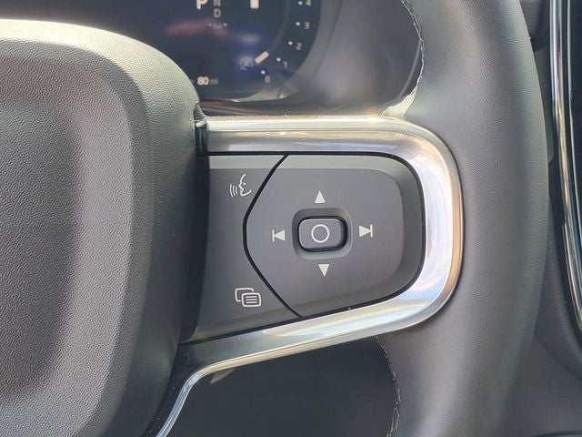 2025 Volvo XC40 B5 Ultra Bright Theme