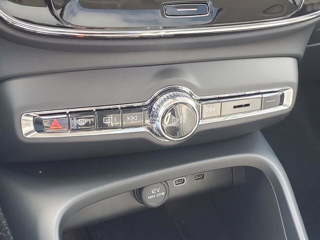 2025 Volvo XC40 B5 Ultra Bright Theme