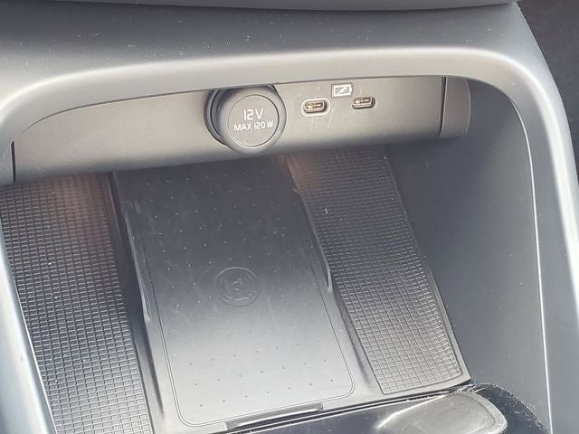 2025 Volvo XC40 B5 Ultra Bright Theme