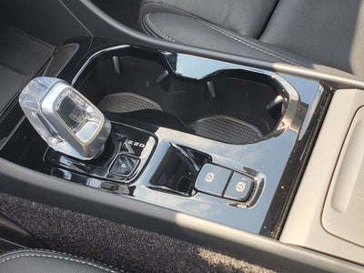 2025 Volvo XC40 B5 Ultra Bright Theme