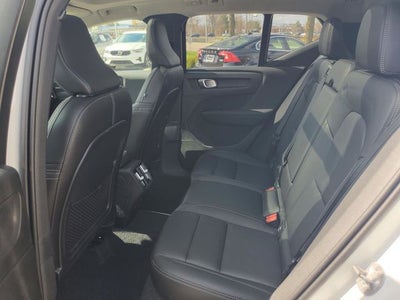 2025 Volvo XC40 B5 Ultra Bright Theme