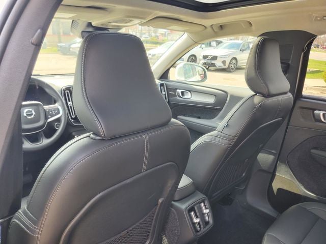 2025 Volvo XC40 B5 Ultra Bright Theme