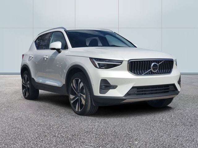 2025 Volvo XC40 B5 Ultra Bright Theme