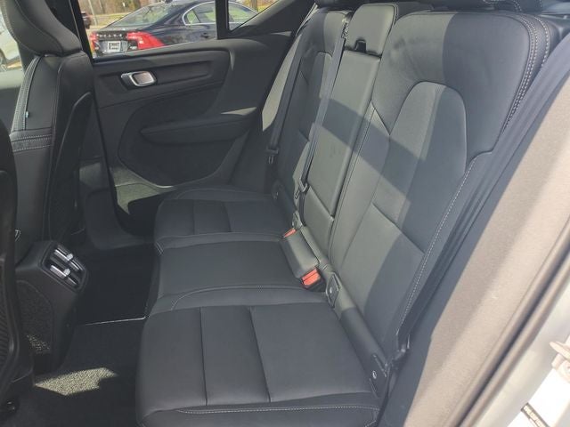 2025 Volvo XC40 B5 Ultra Bright Theme