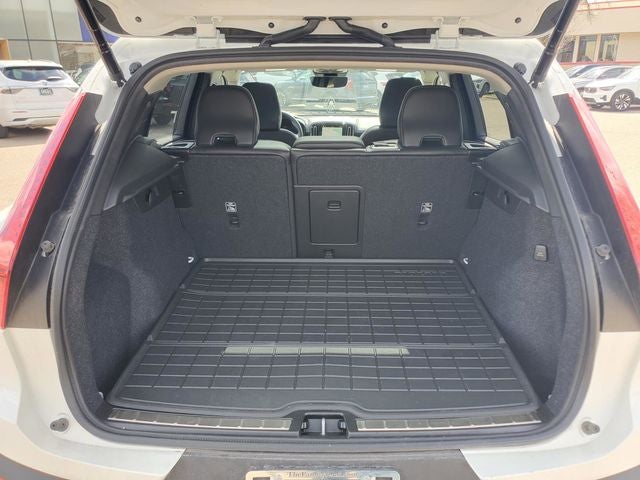 2025 Volvo XC40 B5 Ultra Bright Theme