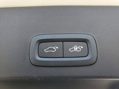2025 Volvo XC40 B5 Ultra Bright Theme