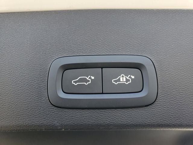 2025 Volvo XC40 B5 Ultra Bright Theme