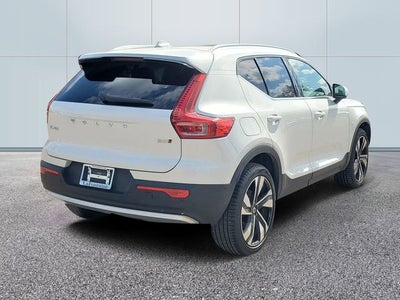 2025 Volvo XC40 B5 Ultra Bright Theme
