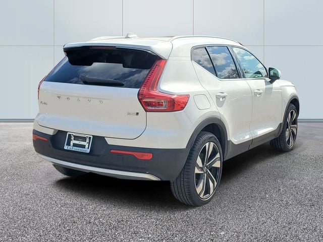 2025 Volvo XC40 B5 Ultra Bright Theme