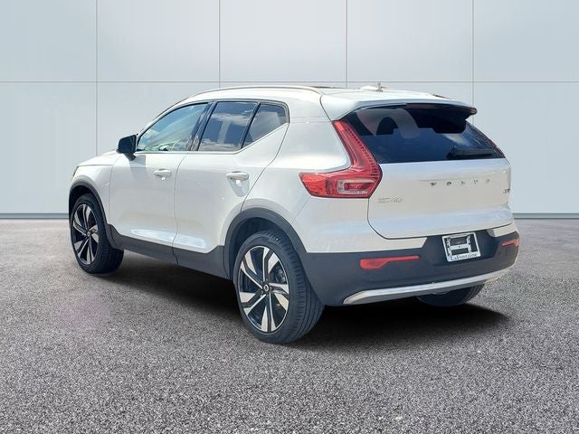 2025 Volvo XC40 B5 Ultra Bright Theme
