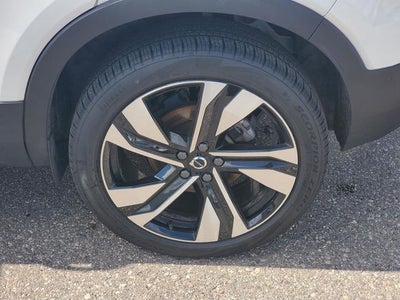 2025 Volvo XC40 B5 Ultra Bright Theme