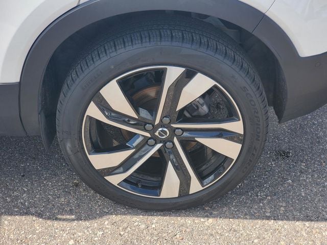 2025 Volvo XC40 B5 Ultra Bright Theme