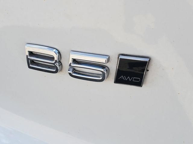 2025 Volvo XC40 B5 Ultra Bright Theme