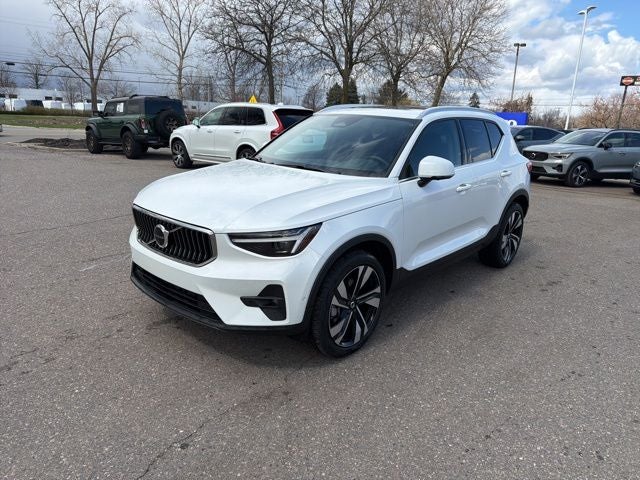 2025 Volvo XC40 B5 Ultra Bright Theme