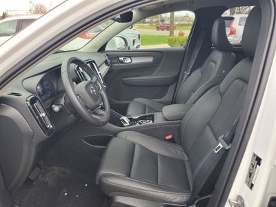 2025 Volvo XC40 B5 Ultra Bright Theme