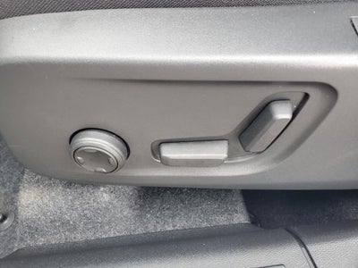 2025 Volvo XC40 B5 Ultra Bright Theme