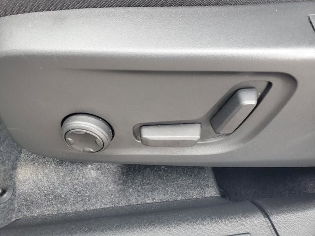 2025 Volvo XC40 B5 Ultra Bright Theme