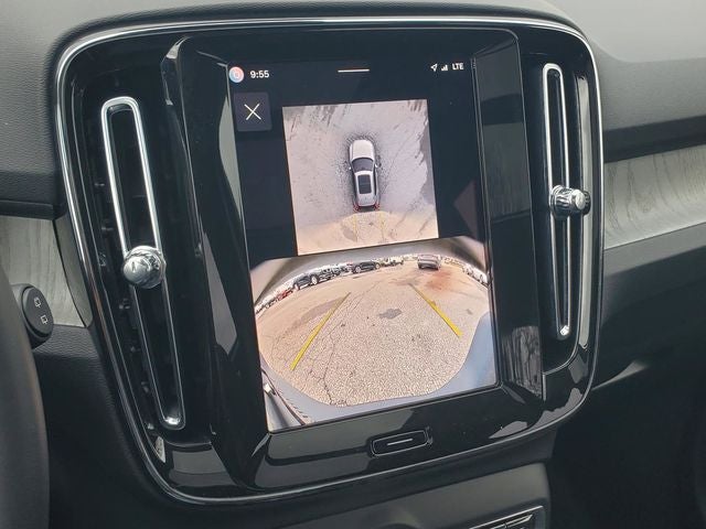 2025 Volvo XC40 B5 Ultra Bright Theme