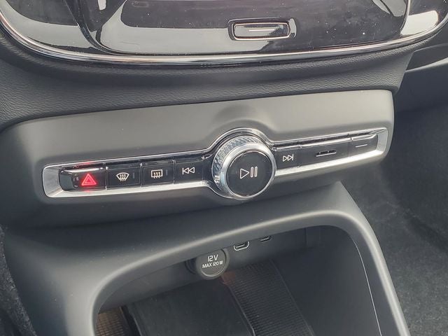 2025 Volvo XC40 B5 Ultra Bright Theme
