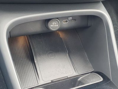 2025 Volvo XC40 B5 Ultra Bright Theme