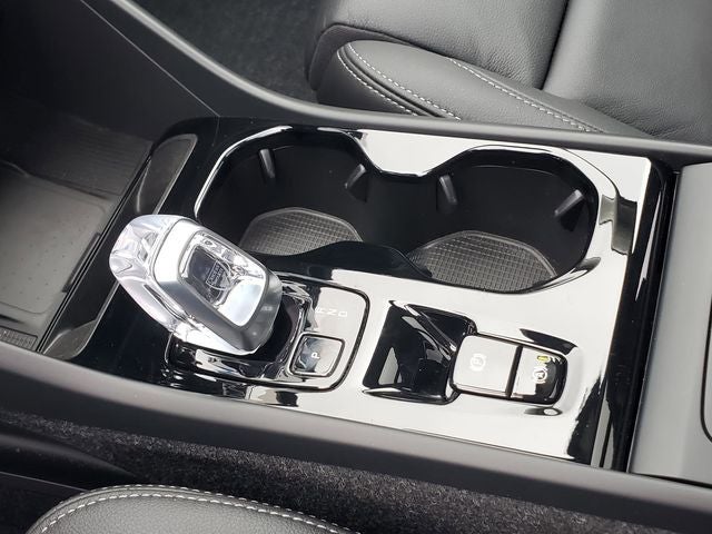 2025 Volvo XC40 B5 Ultra Bright Theme