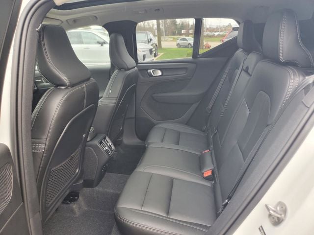 2025 Volvo XC40 B5 Ultra Bright Theme