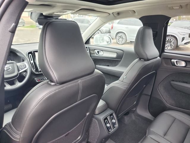 2025 Volvo XC40 B5 Ultra Bright Theme