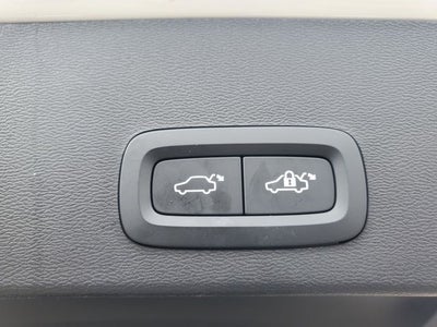 2025 Volvo XC40 B5 Ultra Bright Theme