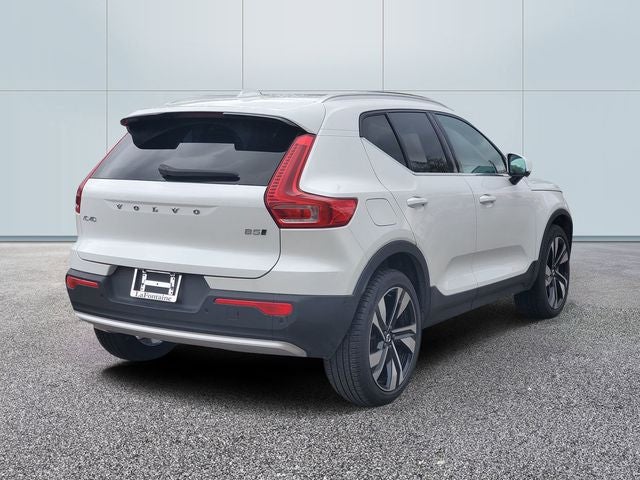 2025 Volvo XC40 B5 Ultra Bright Theme