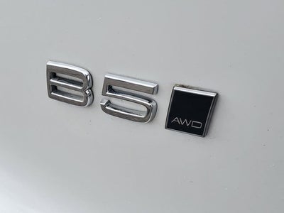 2025 Volvo XC40 B5 Ultra Bright Theme