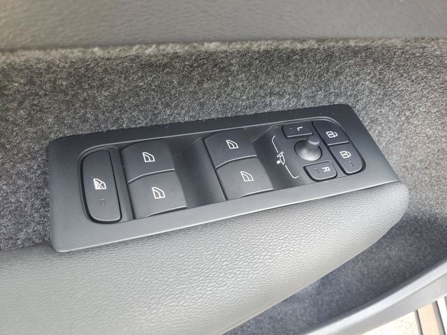 2026 Volvo XC40 B5 Core