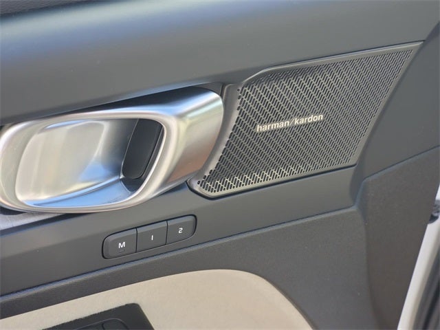 2026 Volvo XC40 B5 Ultra