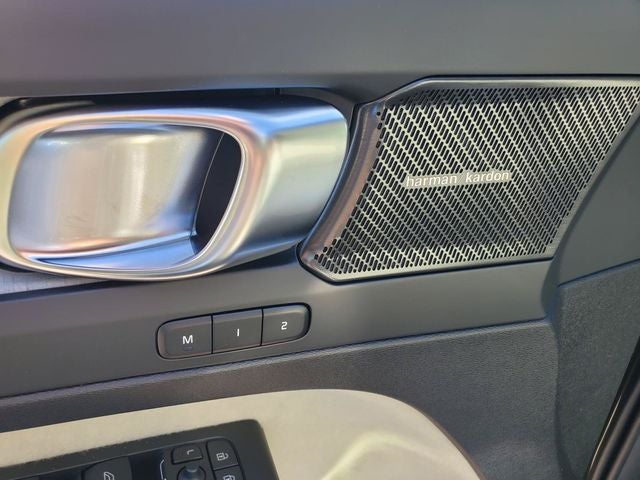 2026 Volvo XC40 B5 Ultra