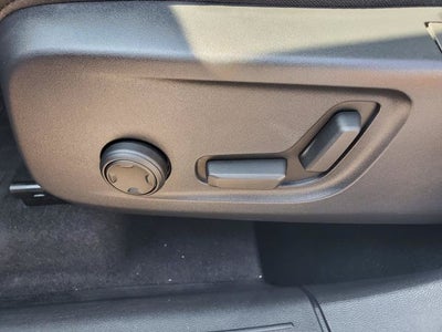2023 Volvo XC40 B5 Plus Dark Theme