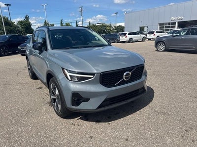 2023 Volvo XC40 B5 Plus Dark Theme
