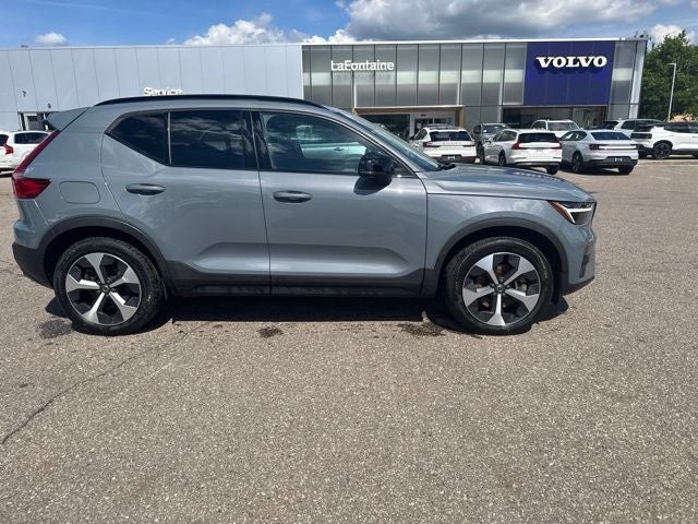 2023 Volvo XC40 B5 Plus Dark Theme