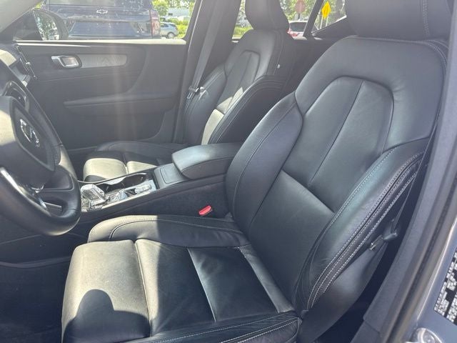 2023 Volvo XC40 B5 Plus Dark Theme